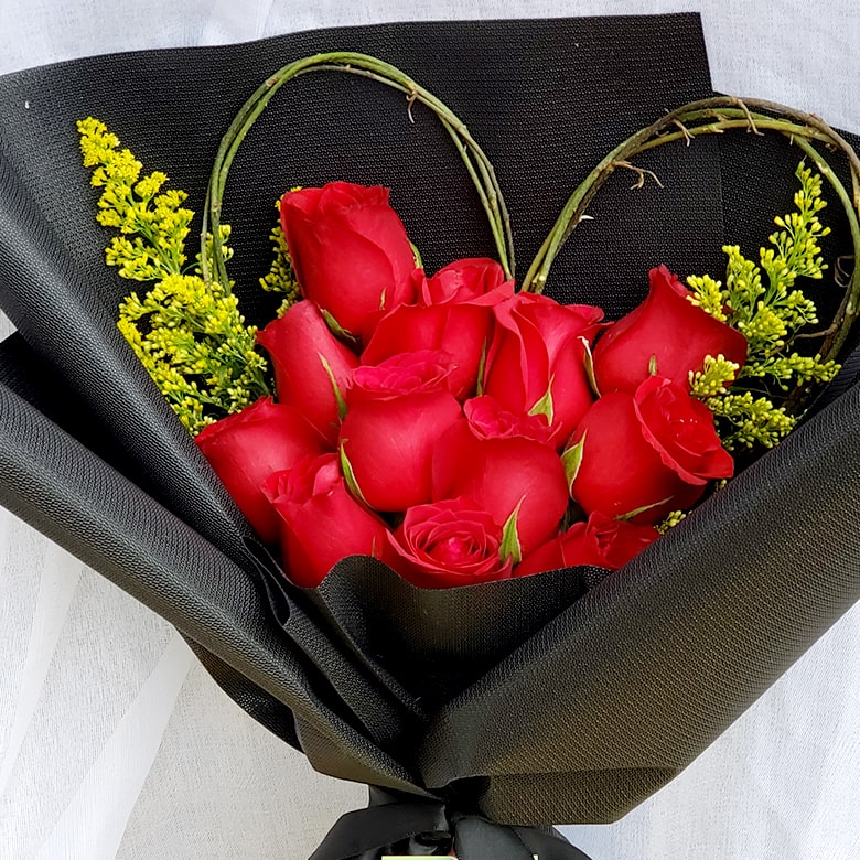 Heva Gifts: Dozen Red Rose Bouquet