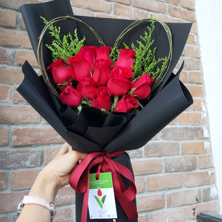 Heva Gifts: Roses and Chocolate strawberries