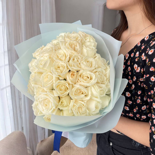 DELLA PREMIUM WHITE ROSE BOUQUET