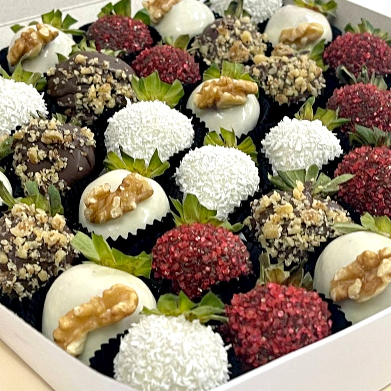 MATEUS Chocolate dipped strawberries with almonds