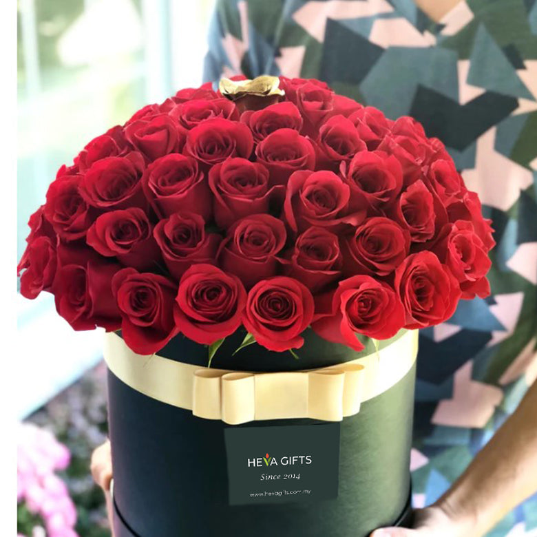 Red roses and Gold rose in Box